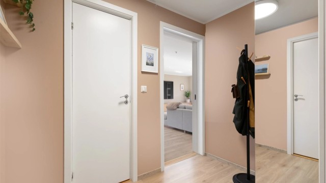 Innbydende entré med plass for yttertøy og sko