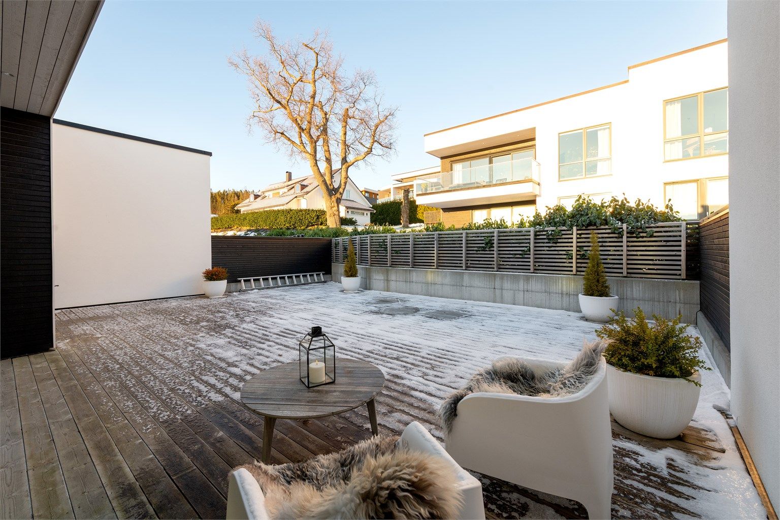 Bak boligen mot nordvest er det stor uteplass/markterrasse på hele 73 kvm med gode muligheter for hyggelig sosialt samvær. Sol til ca. kl. 21.30 sommerstid her!