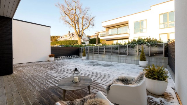 Bak boligen mot nordvest er det stor uteplass/markterrasse på hele 73 kvm med gode muligheter for hyggelig sosialt samvær. Sol til ca. kl. 21.30 sommerstid her!