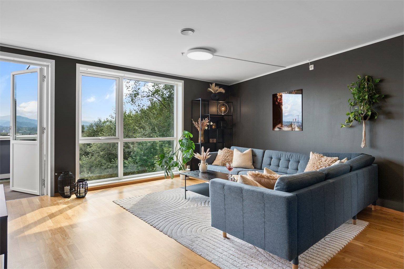 - God plass til en stor sofakrok -