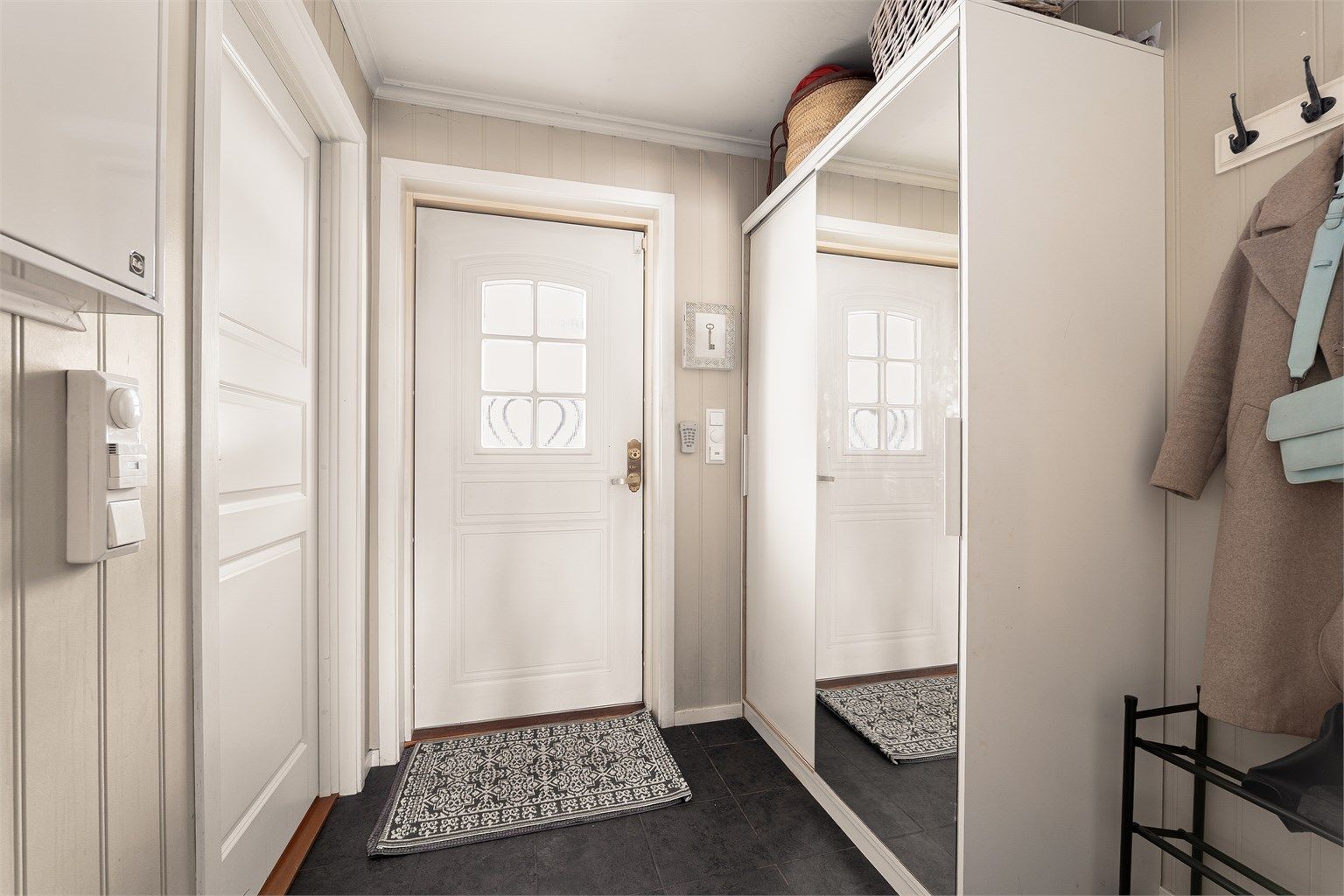 Praktisk entré med garderobeløsning og skyvedørsgarderobe – gir både gode oppbevaringsmuligheter og en romslig følelse.