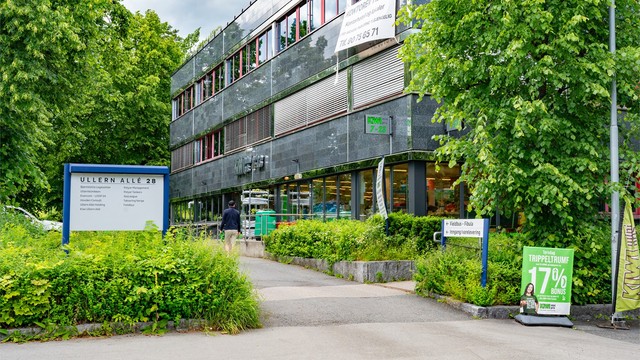 Dagligvarehandelen kan enkelt gjøres hos KIWI Ullern allé, bare noen få minutters gange unna