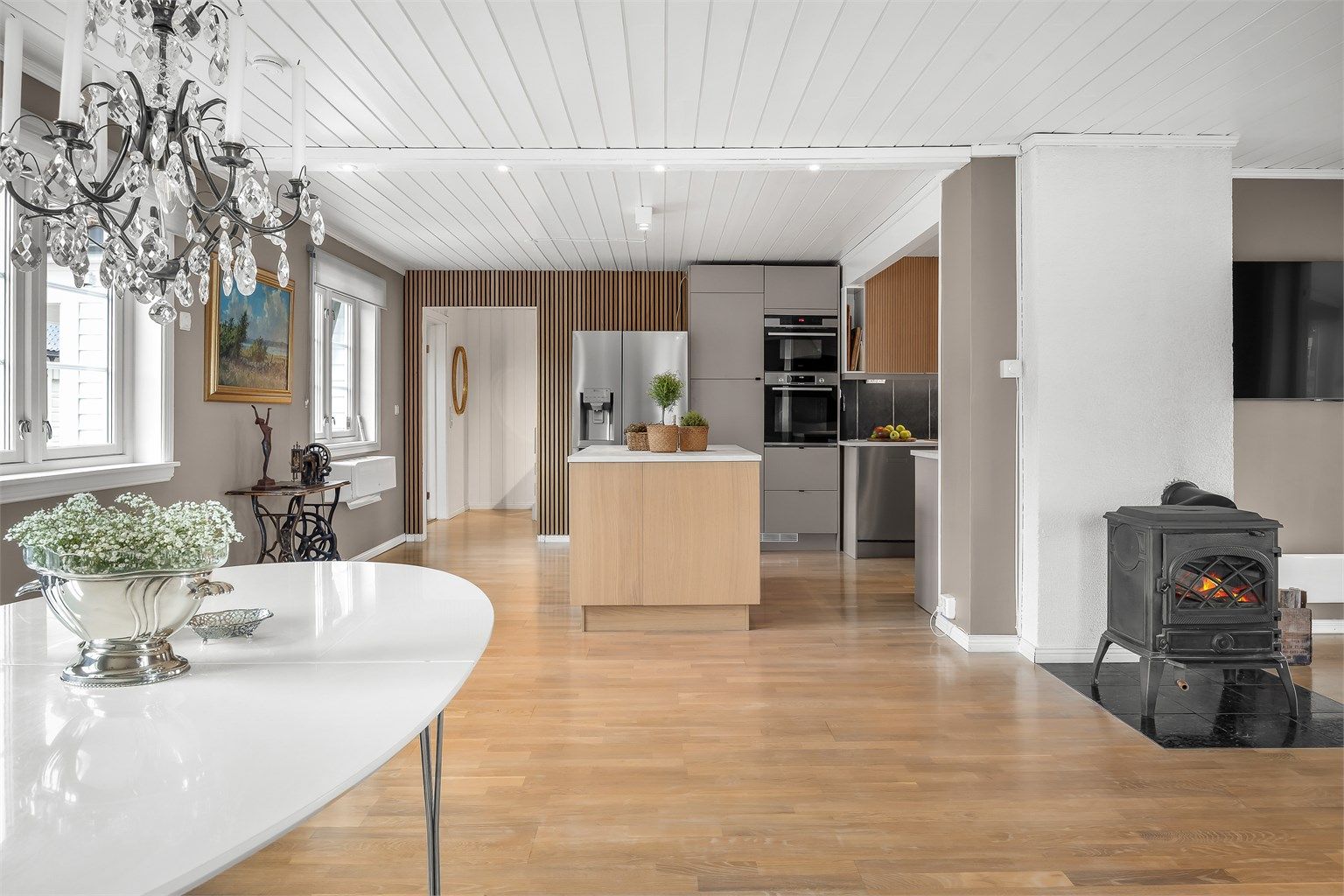 Kjøkkenet fra Epoq er nylig oppgradert og har en praktisk kjøkkenøy som gir ekstra arbeids- og oppbevaringsplass.