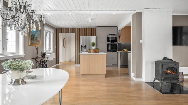 Kjøkkenet fra Epoq er nylig oppgradert og har en praktisk kjøkkenøy som gir ekstra arbeids- og oppbevaringsplass.