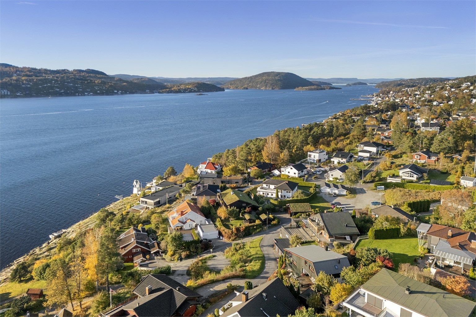 Drøbak sentrum, med sine søndagsåpne butikker og kafeer, er kun en kort kjøretur unna.