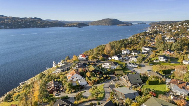 Drøbak sentrum, med sine søndagsåpne butikker og kafeer, er kun en kort kjøretur unna.