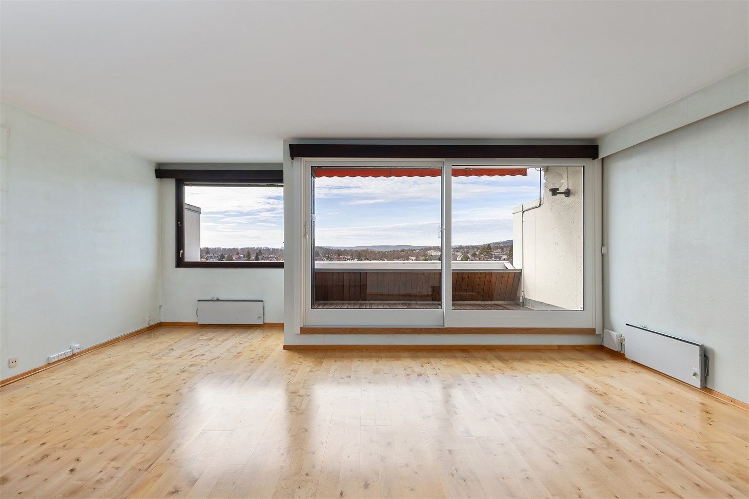 Romslig stue med store vindusflater som slipper inn mye lys. Utgang til den ene terrassen fra stuen. Nytt vindu er planlagt og skal bestilles snarlig