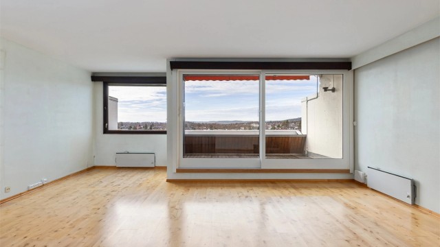 Romslig stue med store vindusflater som slipper inn mye lys. Utgang til den ene terrassen fra stuen. Nytt vindu er planlagt og skal bestilles snarlig