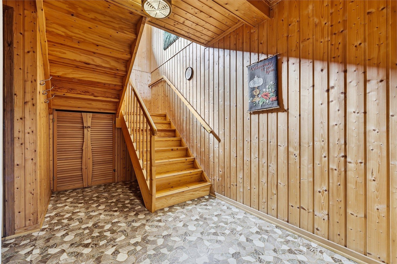 Under trappen er det bygd inn en smart lagringsplass.