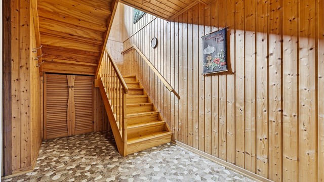Under trappen er det bygd inn en smart lagringsplass.