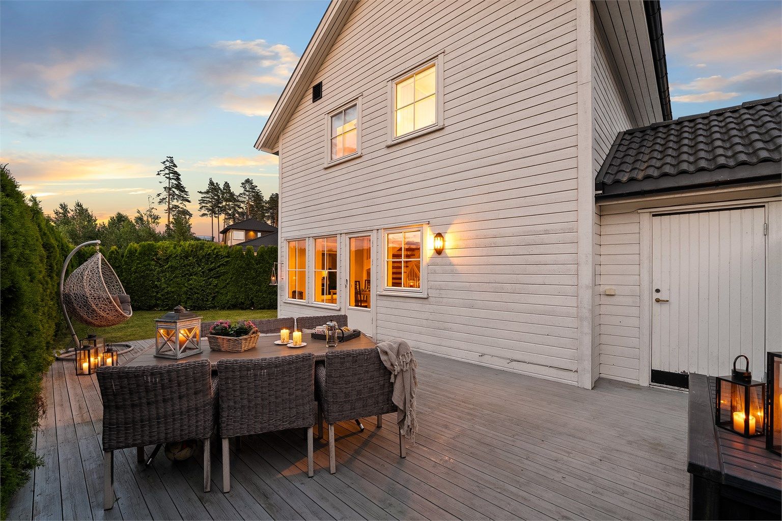 Eiendommen har et hyggelig uteområde på terrasseplatting og gressplen.