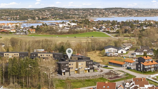 Eiendommen ligger solrikt og fritt til, med umiddelbar nærhet til flotte turområder. Området er svært barnevennlig med kort vei til både lekeplass og barneskole, og her kan barna ferdes fritt og trygt.