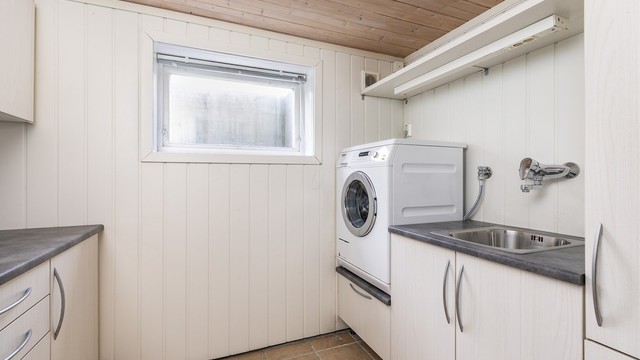 Vaskerommet er fornyet i senere år og praktisk innredet til sitt formål. Gulvets vanntette sjikt er av eldre dato og av den grunn gitt TG 3. Rom innredet i kjelleretasjen er ikke søkt om bruksendring.