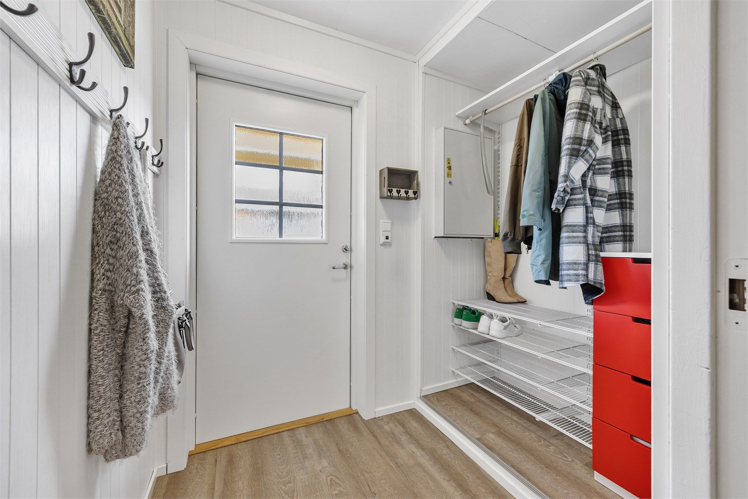 Entré med god plass til yttertøy og sko. Gulvet har elektrisk gulvvarme for økt komfort.