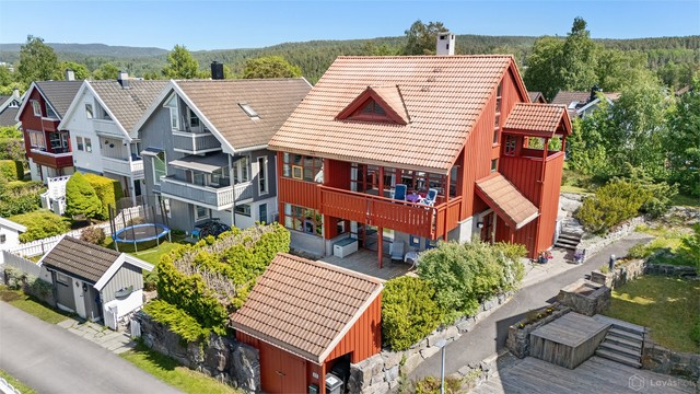 Boligen er en del av et veletablert nabolag som hovedsakelig består av eneboliger.