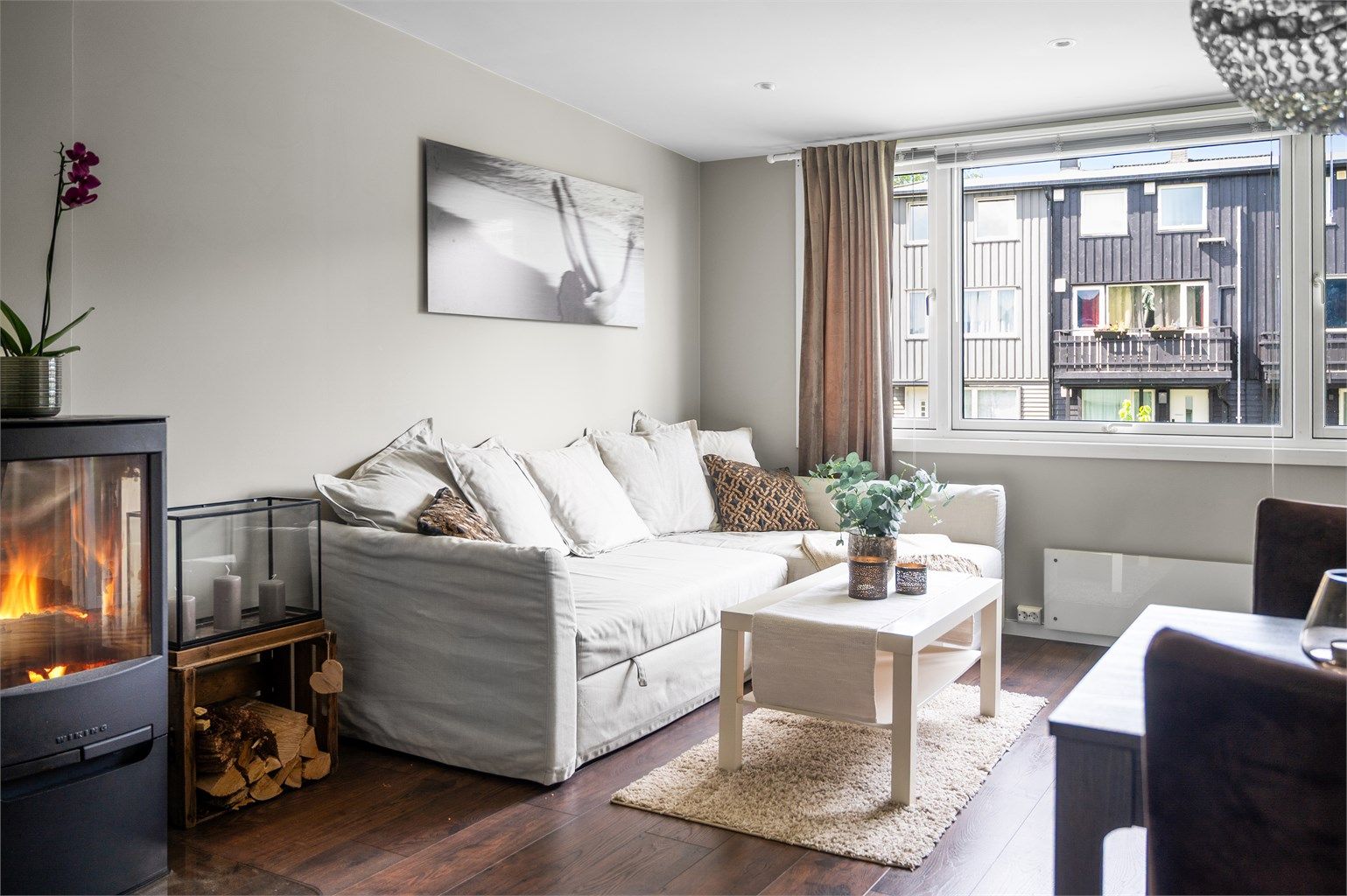 Hele boligen har gjennomgående behagelig fargevalg som gjør dette til et innbydende hjem.