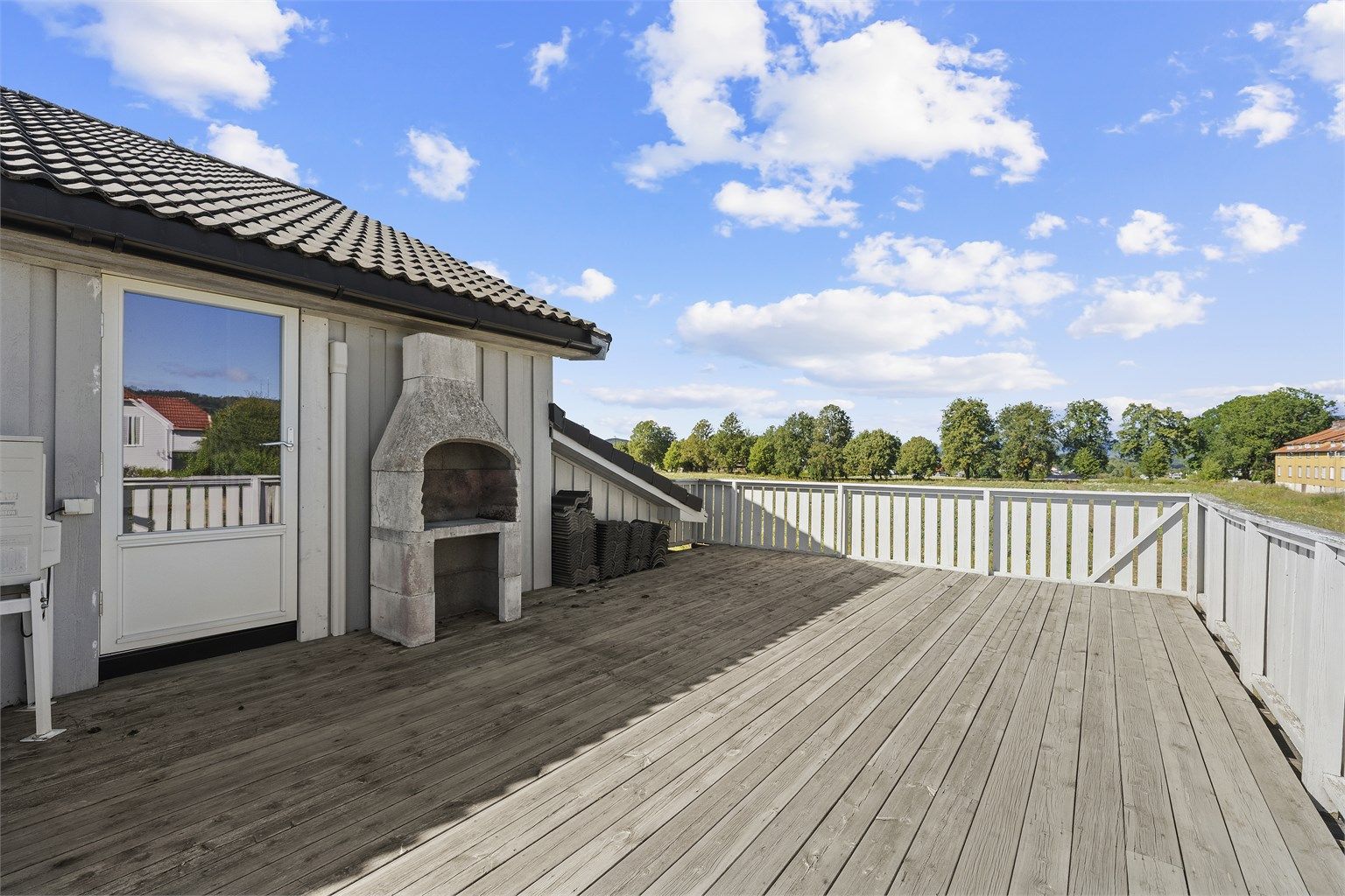 Fra 2. etasje får du tilgang til stor takterrase med pen utsikt og gode solforhold.