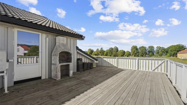 Fra 2. etasje får du tilgang til stor takterrase med pen utsikt og gode solforhold.