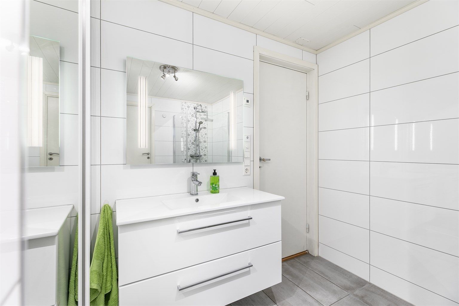 Underetasjens bad var tidligere et vaskerom, men ble i 2015 renovert og ombygget til dagens stand.