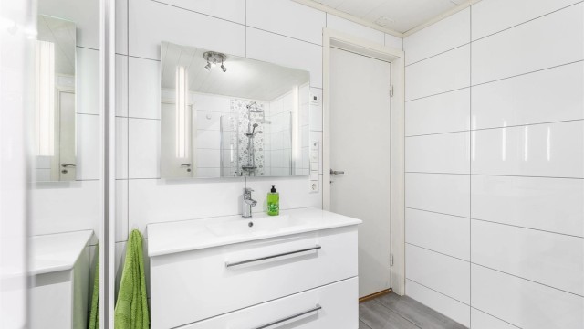 Underetasjens bad var tidligere et vaskerom, men ble i 2015 renovert og ombygget til dagens stand.