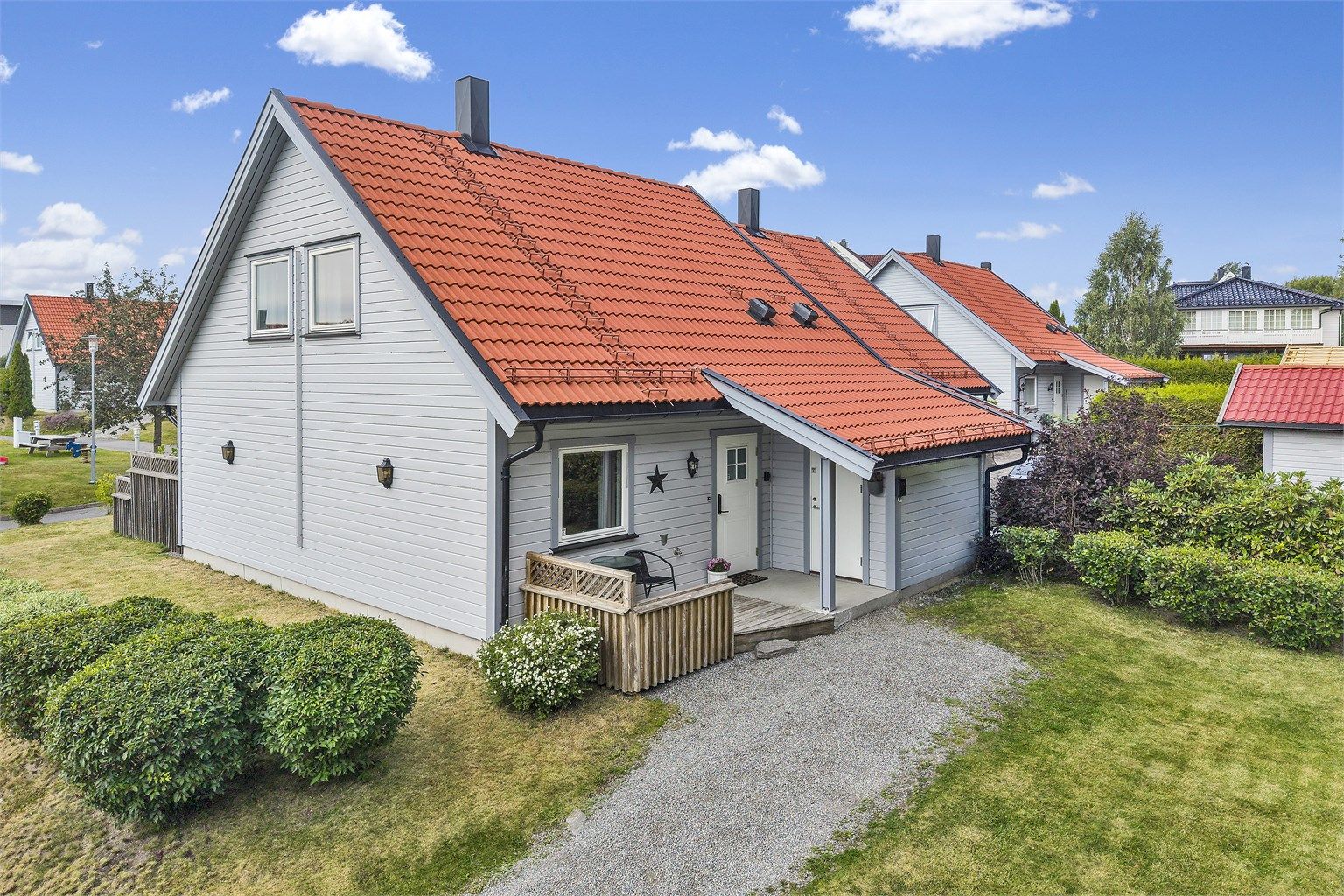 Eiendommen har egen inngang og parkering med elbillader rett utenfor døren.