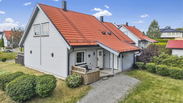 Eiendommen har egen inngang og parkering med elbillader rett utenfor døren.