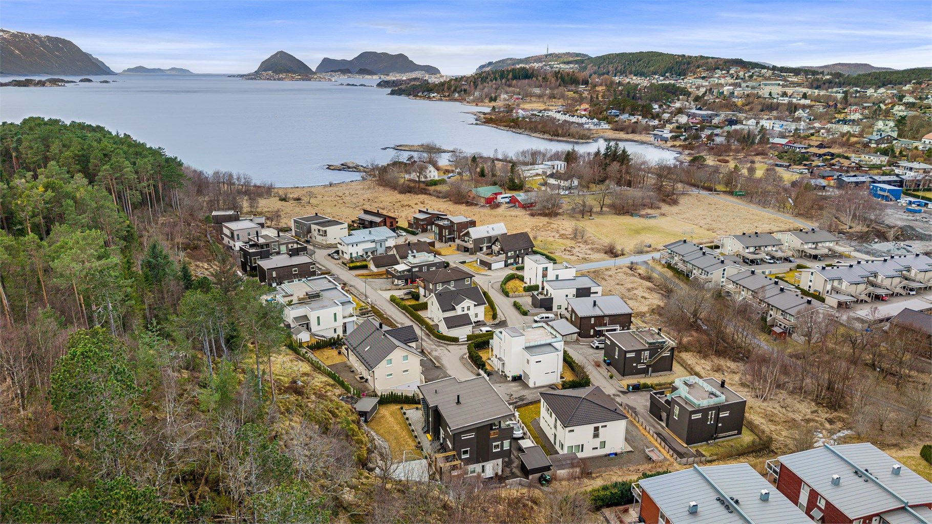 Med bussforbindelser fra Ratviksvingen kun tre minutter unna, er både Ålesund sentrum og Moa lett tilgjengelig.
