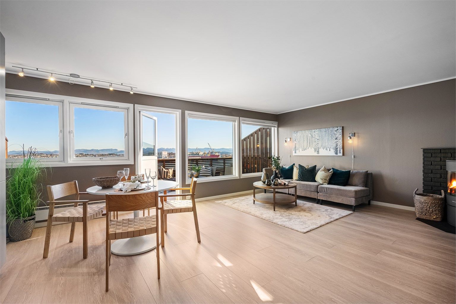 Flott 3-roms selveier med nydelig sjøutsikt, god standard, stor terrasse og parkering i carport.
