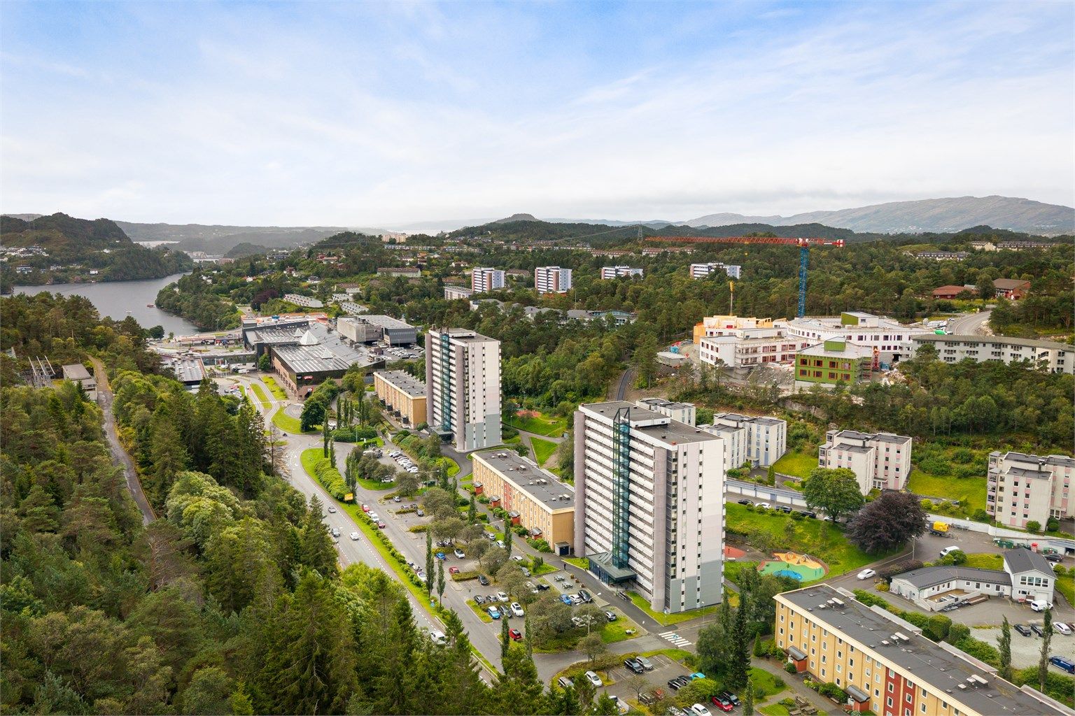 - Det du trenger i hverdagen ligger en kort spasertur unna, med Vestkanten Storsenter, Loddefjord bussterminal, Iskanten og Vannkanten like i nærheten -