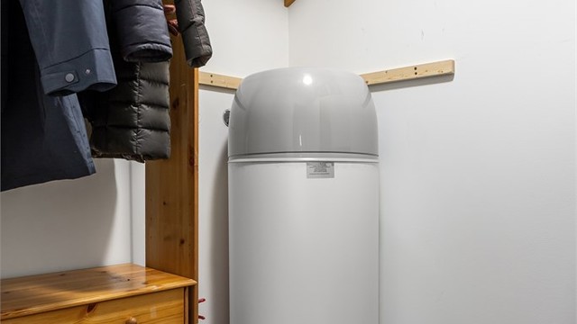 Teknisk rom med flislagt gulv med sluk. Plass til oppbevaring.