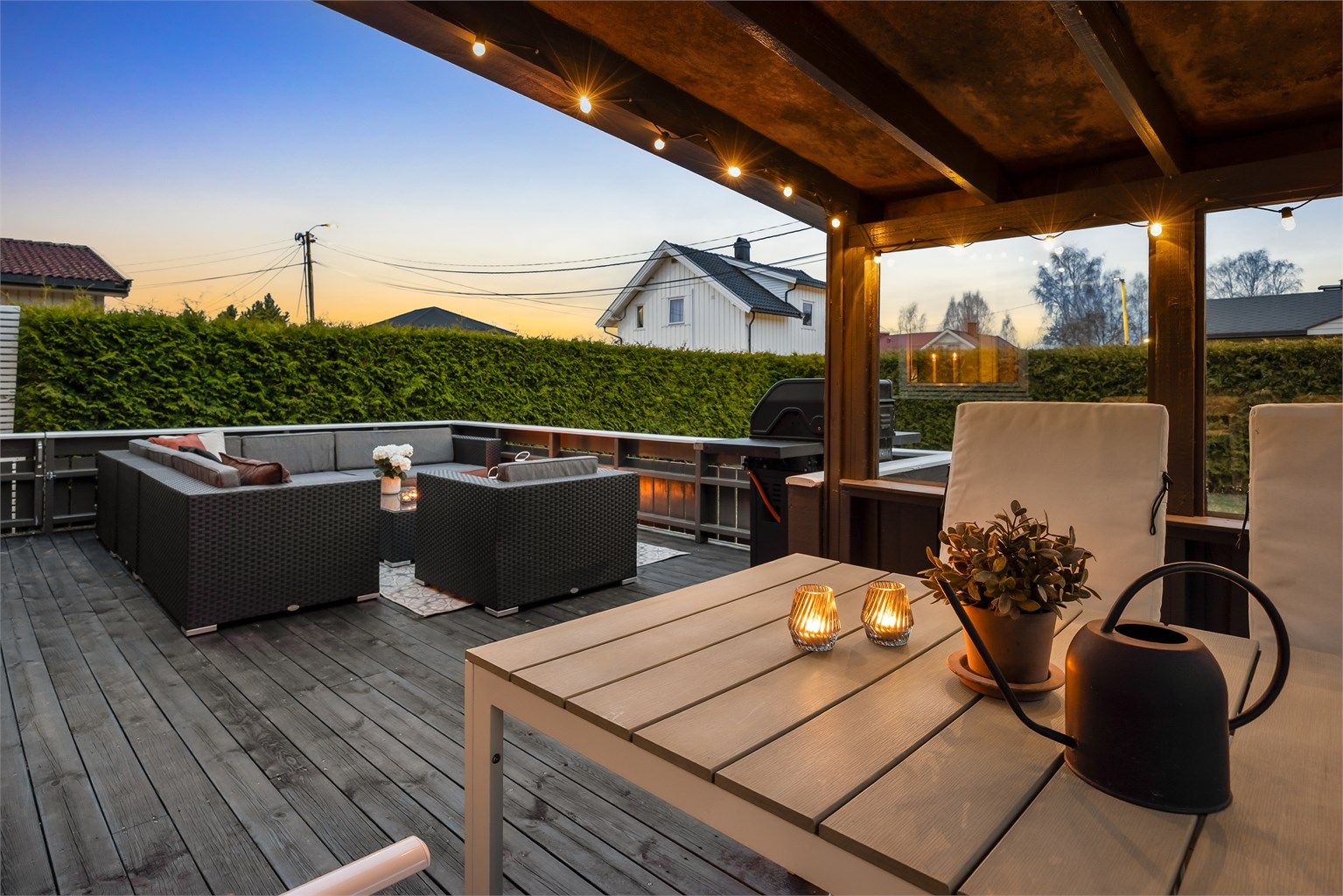 Den overbygde delen av terrassen gir ly for vær og vind, og forlenger utendørssesongen. Takoverbygg er ikke byggemeldt.