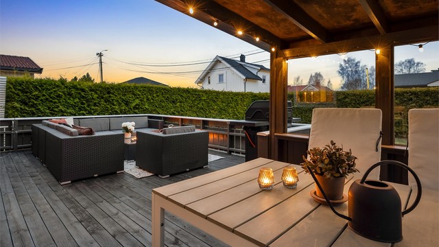 Den overbygde delen av terrassen gir ly for vær og vind, og forlenger utendørssesongen. Takoverbygg er ikke byggemeldt.