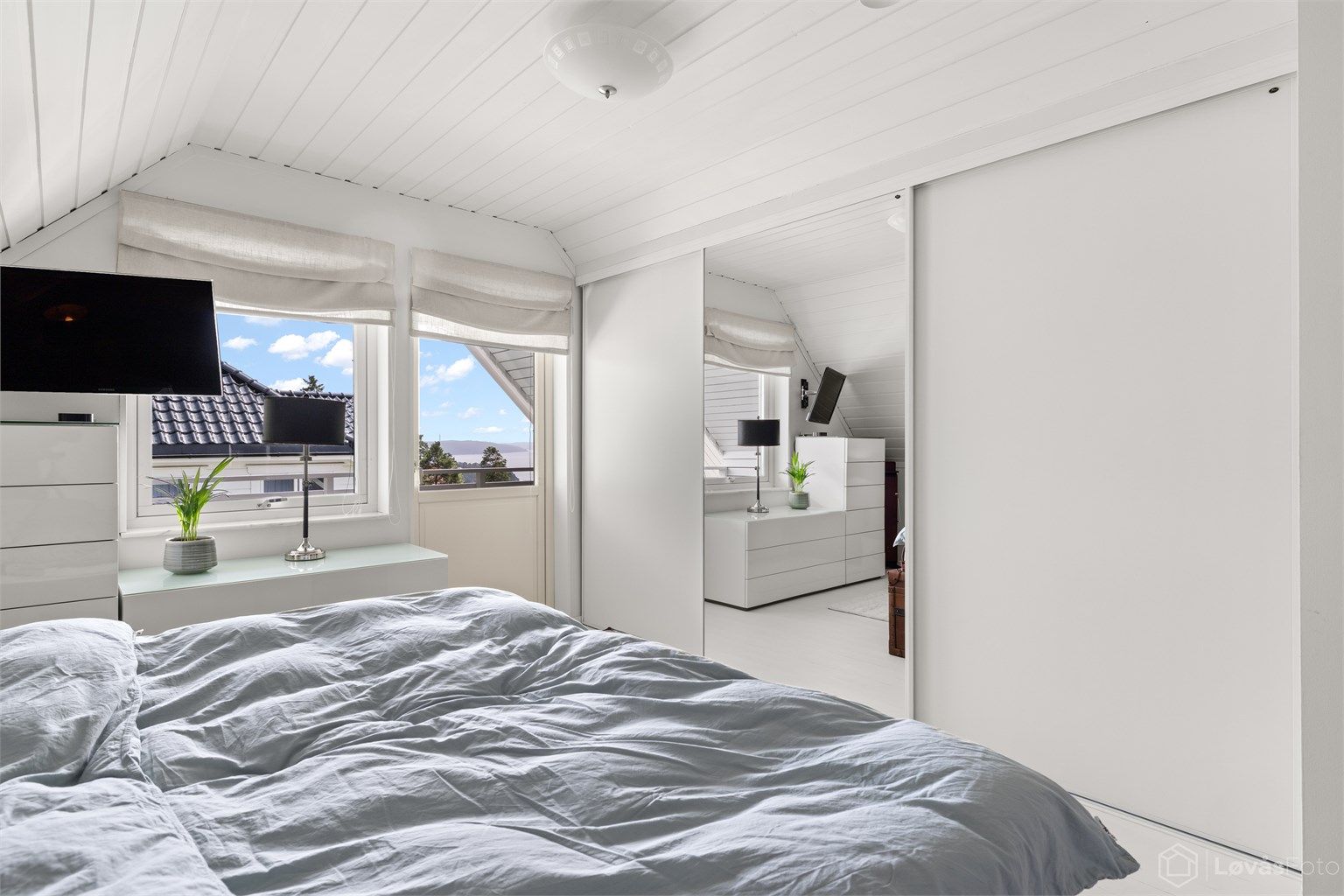 Skyvedørsgarderobe og lagring i knevegg