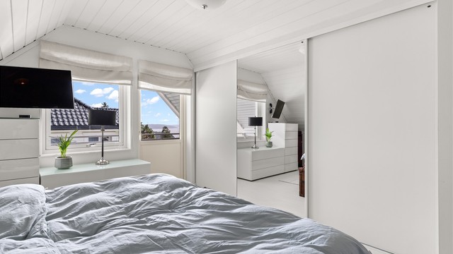 Skyvedørsgarderobe og lagring i knevegg