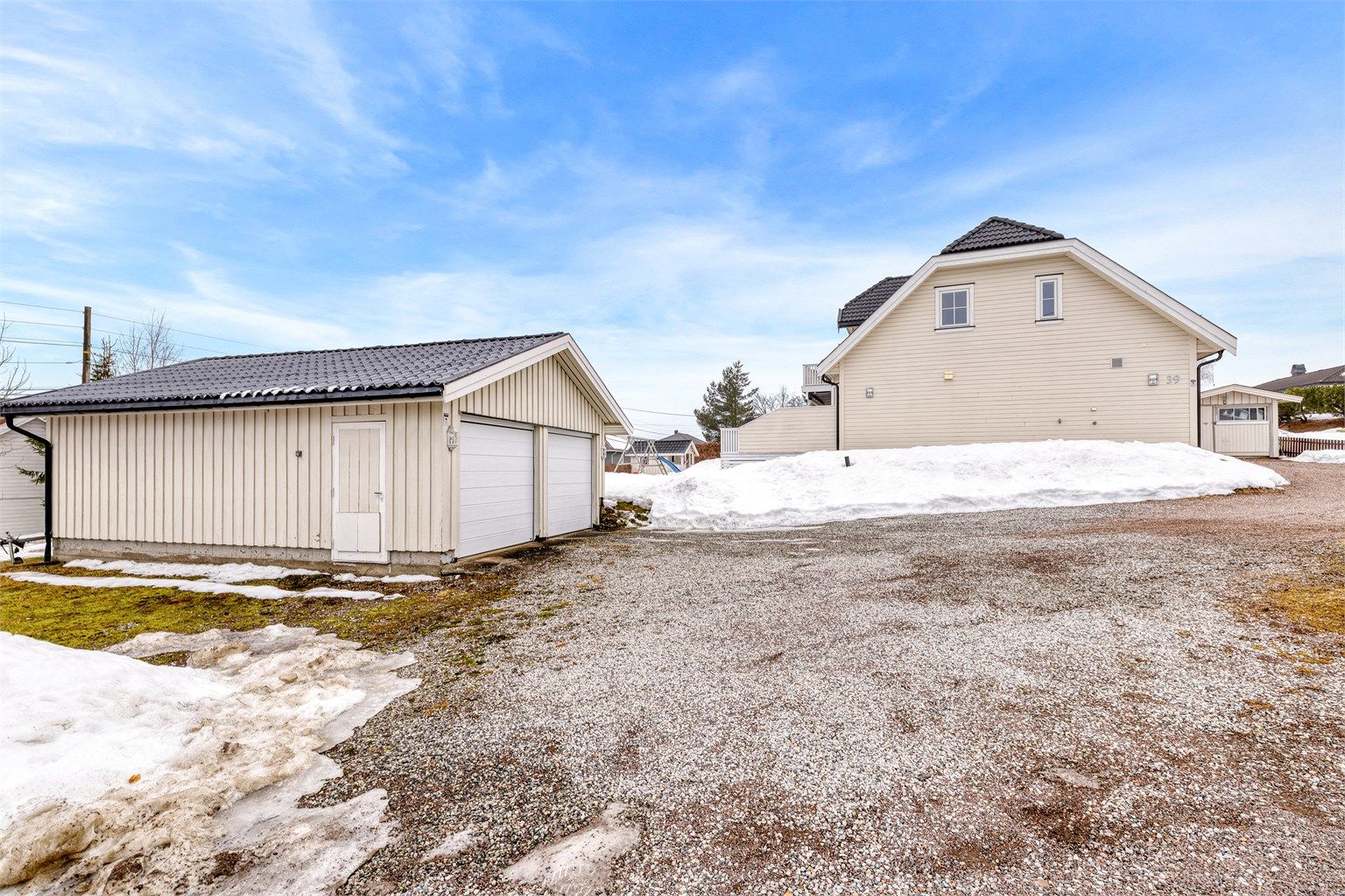 Eiendommen har en romslig gårdsplass foran garasjen, her er det null problemer å ha besøk fra venner eller familie, nok parkering til alle.