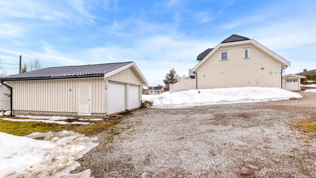 Eiendommen har en romslig gårdsplass foran garasjen, her er det null problemer å ha besøk fra venner eller familie, nok parkering til alle.