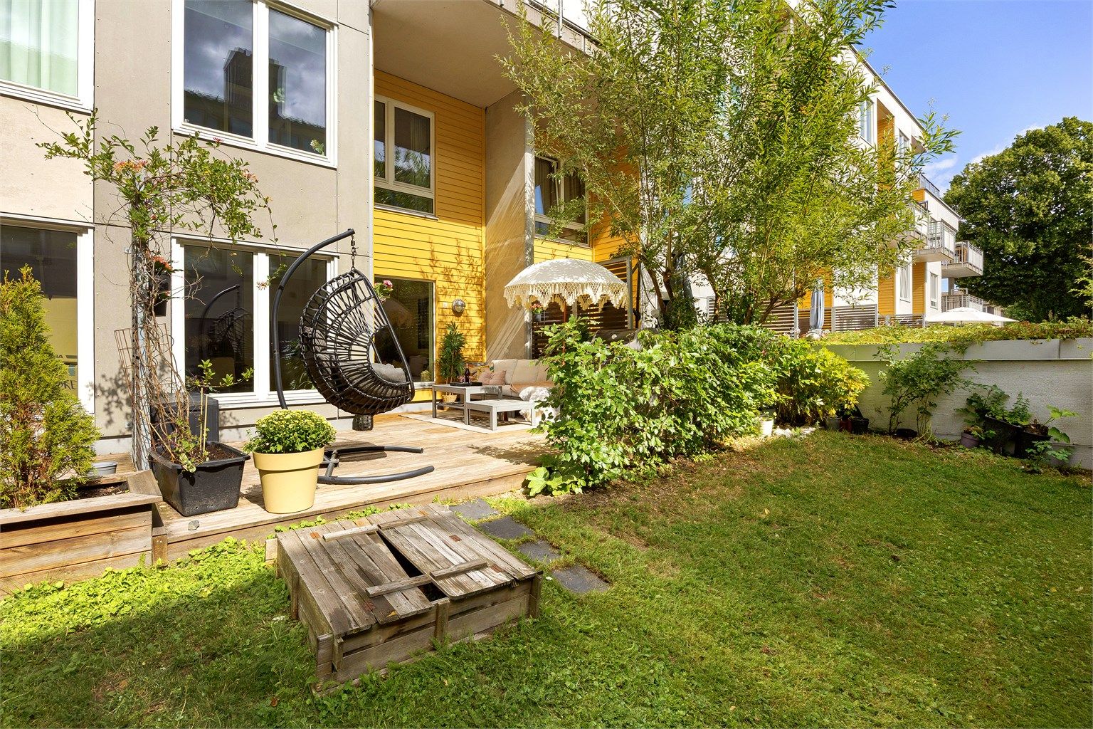 Kanonhallveien 10 G ligger innerst av leilighetene som har plen utenfor - Foto: Eiendomsfoto 