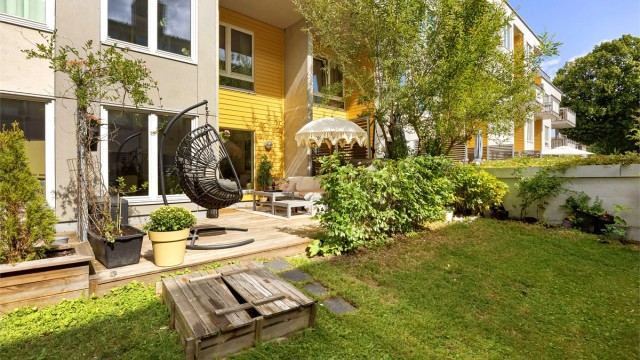 Kanonhallveien 10 G ligger innerst av leilighetene som har plen utenfor - Foto: Eiendomsfoto