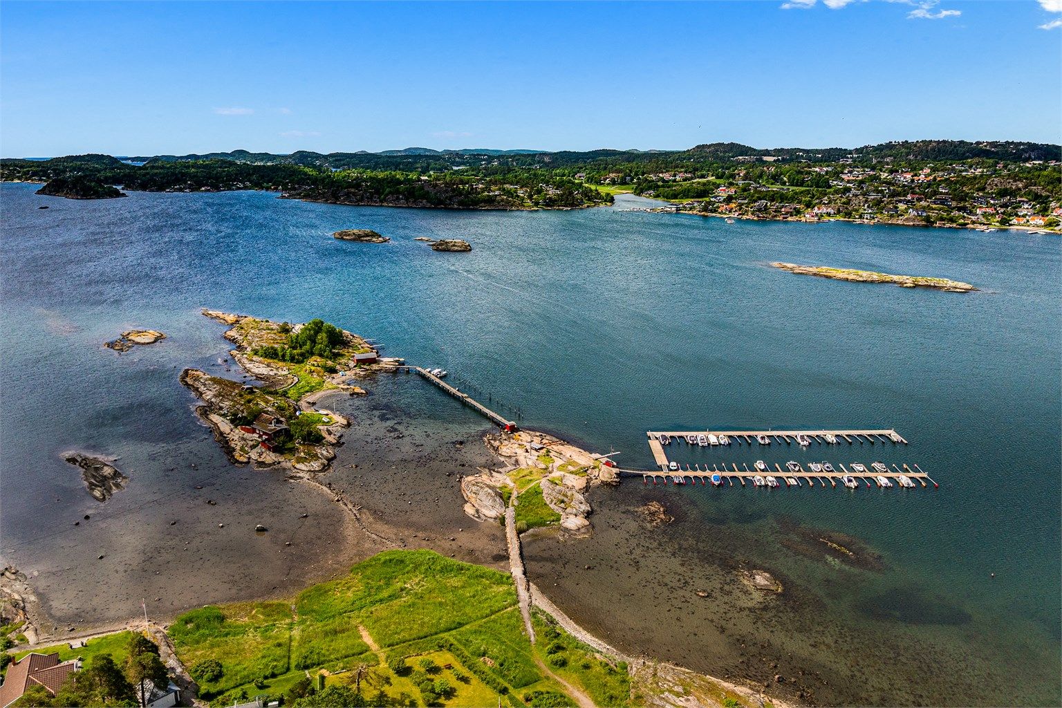 Østre Nes ligger mot Lahellefjorden/Tønsbergfjorden, som er en av Vestfolds flotteste skjærgårder med blant annet populære Lindholmen, Stauper og Tjøme. Her er det flotte forhold for både kajakkpadling, vindsurfing og båtliv.