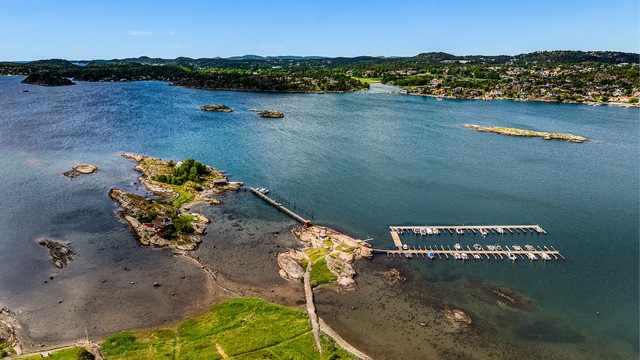 Østre Nes ligger mot Lahellefjorden/Tønsbergfjorden, som er en av Vestfolds flotteste skjærgårder med blant annet populære Lindholmen, Stauper og Tjøme. Her er det flotte forhold for både kajakkpadling, vindsurfing og båtliv.
