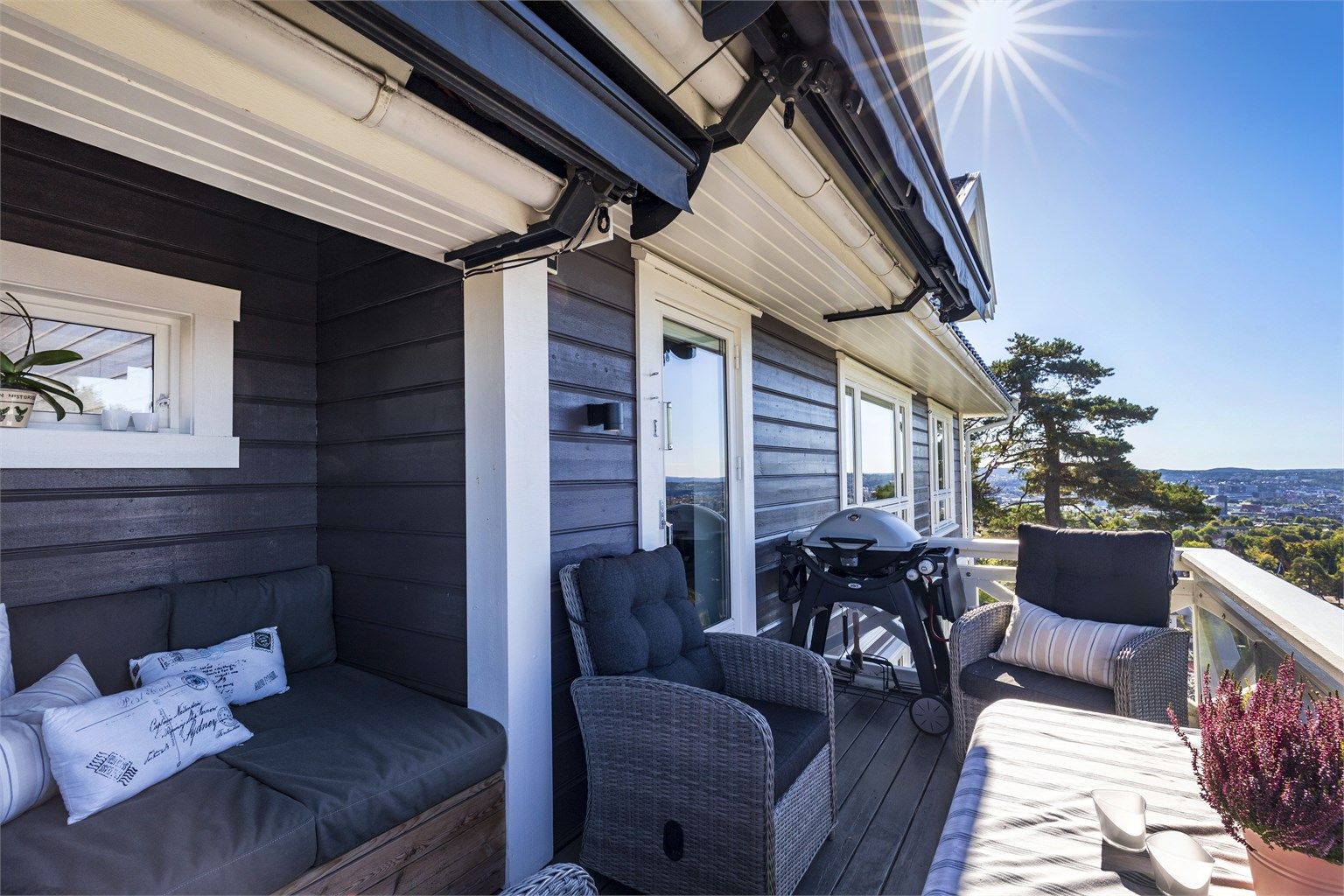 Balkongen har dekke med terrassebord, utebelysning og todelt elektrisk markise
