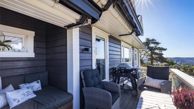 Balkongen har dekke med terrassebord, utebelysning og todelt elektrisk markise