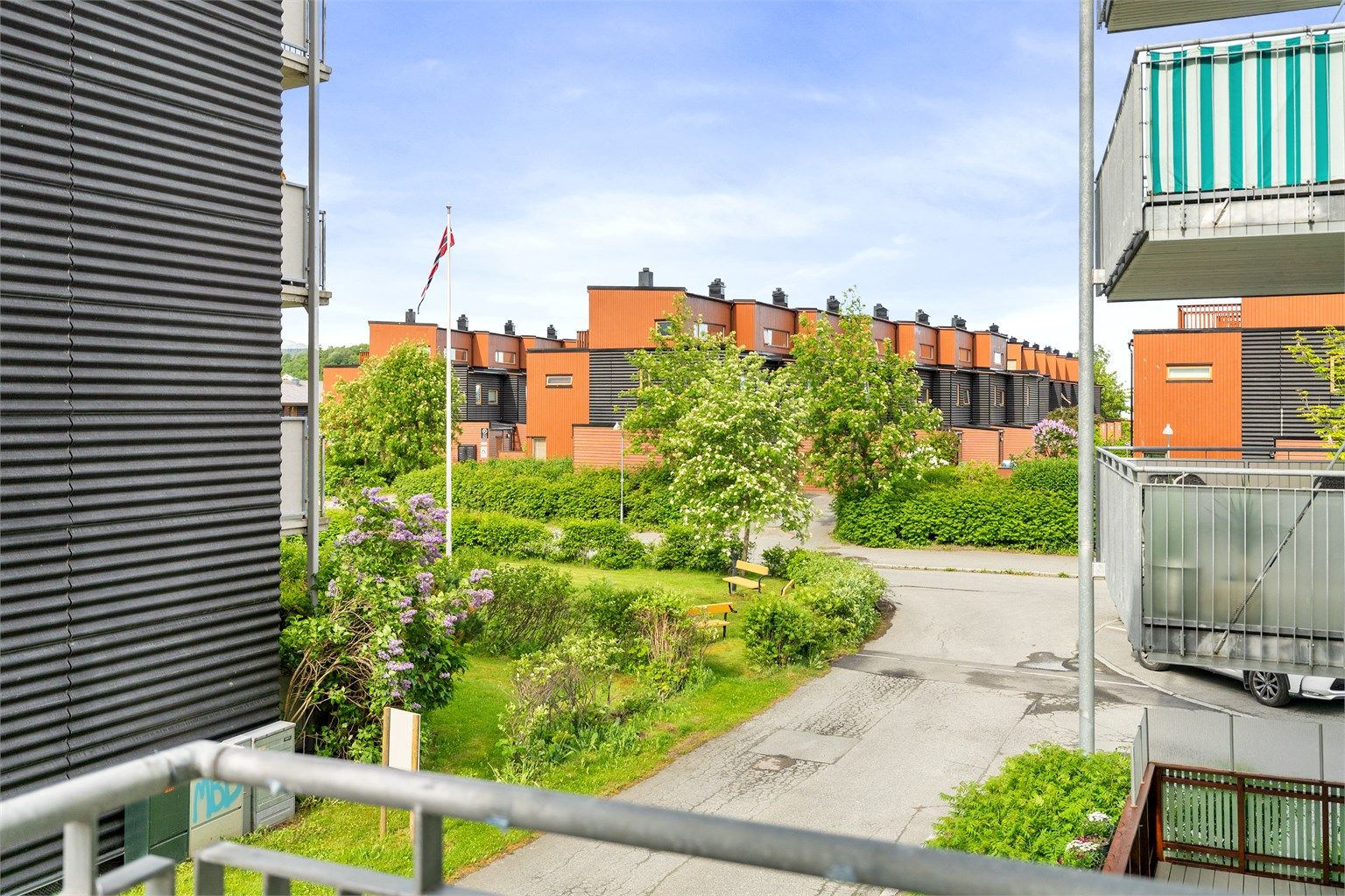 Fra boligen er det gangavstand til både Ladetorget og City Lade, hvor du finner dagligvarebutikker, spisesteder, treningssentre og øvrige servicetilbud.