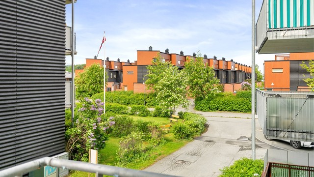 Fra boligen er det gangavstand til både Ladetorget og City Lade, hvor du finner dagligvarebutikker, spisesteder, treningssentre og øvrige servicetilbud.
