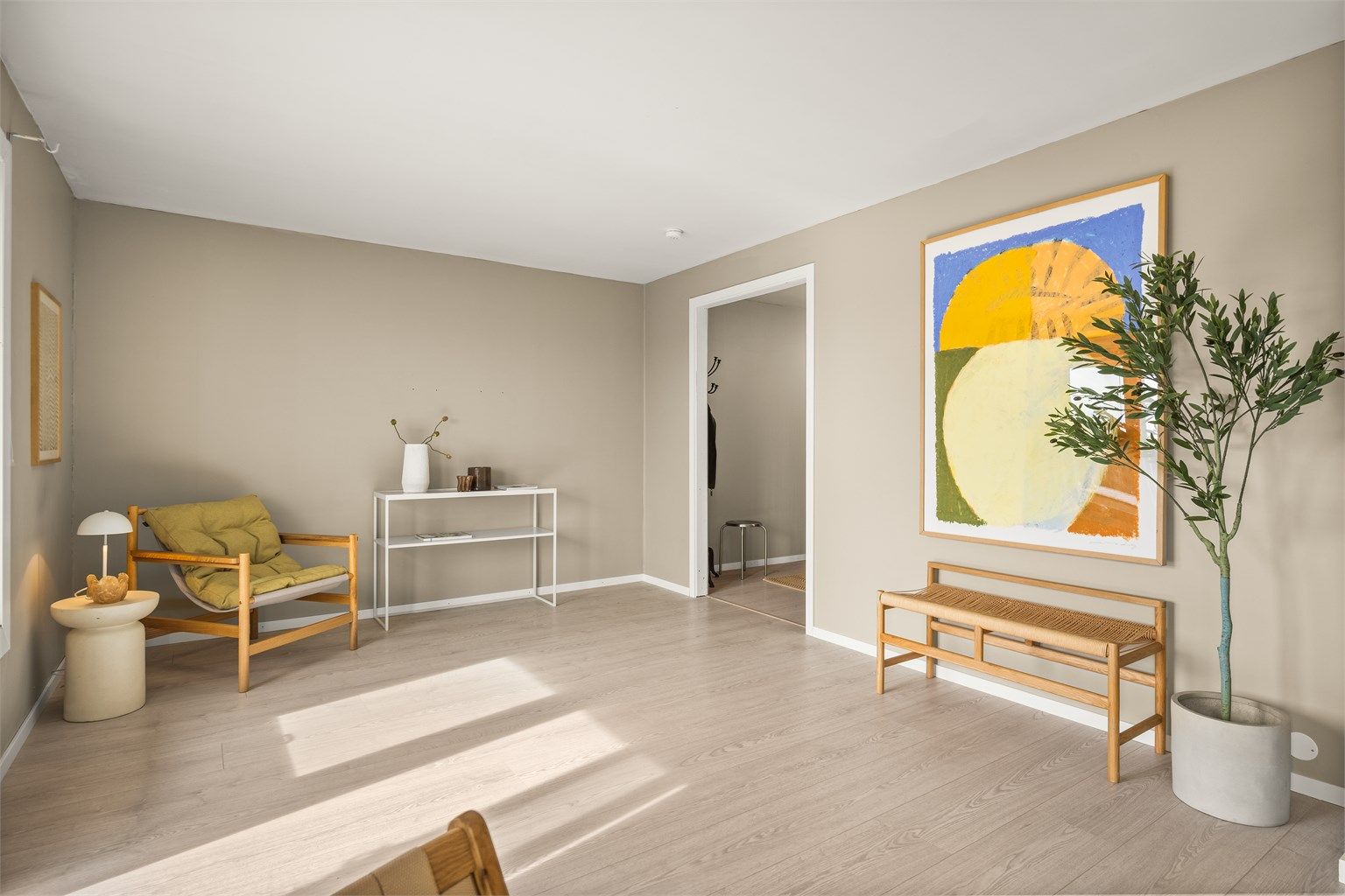 Stuen har en god størrelse som gir fleksibilitet i møbleringen.