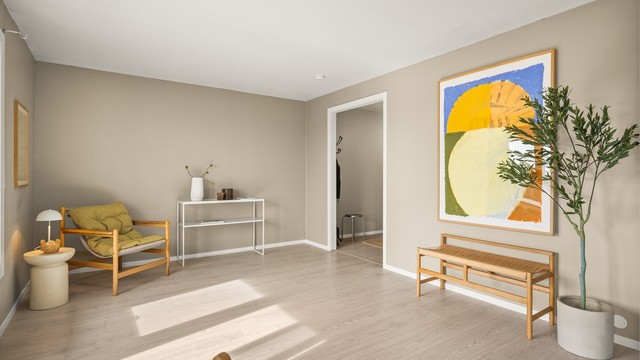 Stuen har en god størrelse som gir fleksibilitet i møbleringen.