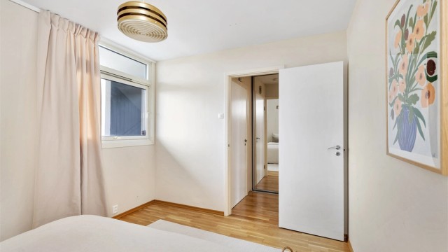 Soverommet vender skjermet mot svalgangen og har parkett på gulv.