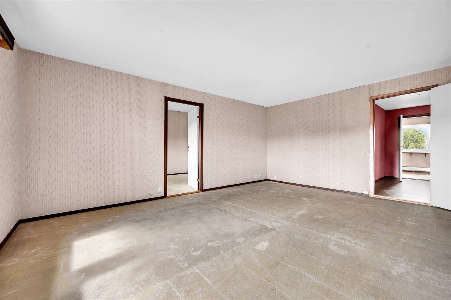 Her har du god plass til en hyggelig sofagruppe med tilhørende møblement.