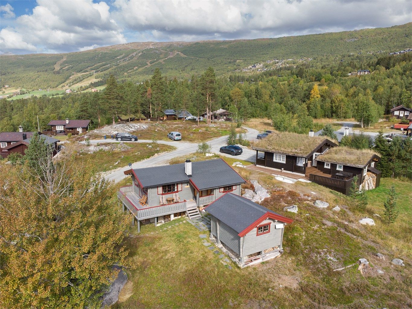 Eiendommen har helårsvei og parkering på tomten, med kort vei til Bjorli sentrum.