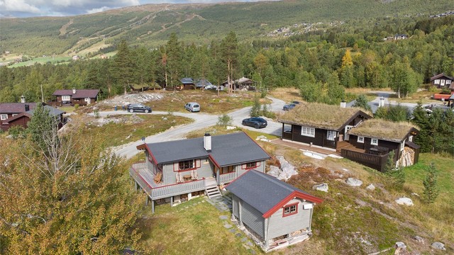 Eiendommen har helårsvei og parkering på tomten, med kort vei til Bjorli sentrum.